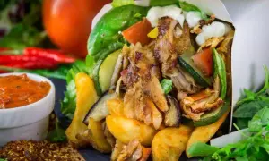 Ile kalorii ma kebab z wołowiny? Sprawdź, co możesz zjeść bez wyrzutów!