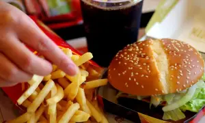 Ile kalorii ma burger drwala? Sprawdź, co naprawdę jesz