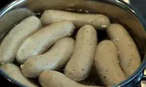 Ile gotować kiełbasę, aby była idealnie miękka i soczysta?
