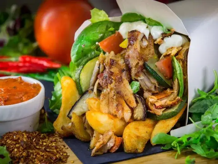 Ile kalorii ma kebab z wołowiny? Sprawdź, co możesz zjeść bez wyrzutów!
