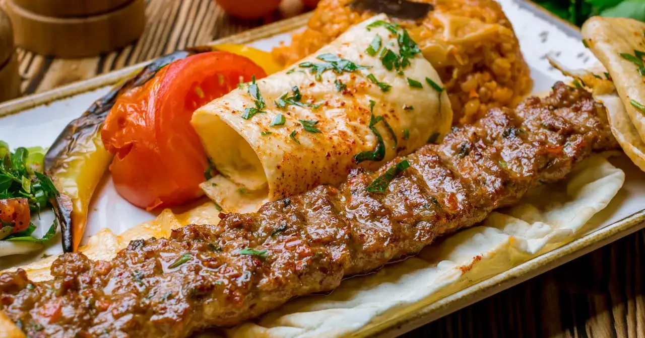 Zdjęcie Ile kalorii ma kebab z wołowiny? Sprawdź, co możesz zjeść bez wyrzutów!
