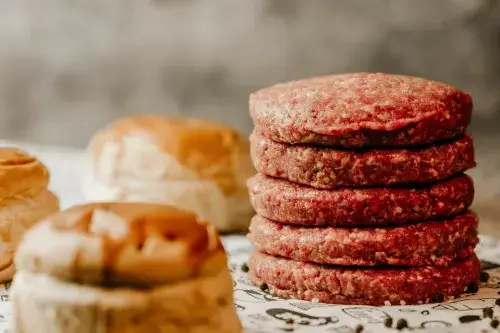 Zdjęcie Jak smażyć burger wołowy z Lidla, aby były idealnie soczyste